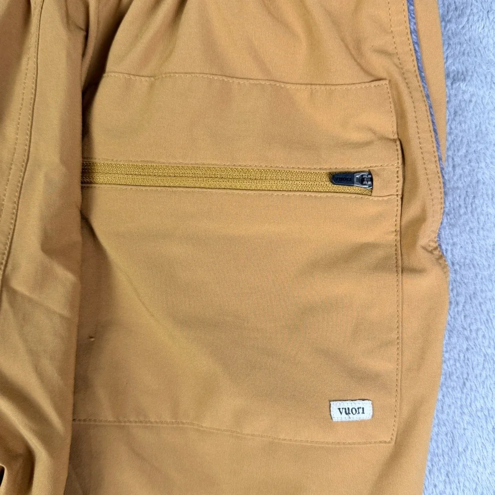 Vuori Kore Shorts Mens Mustard Yellow Ochre 7 Inch Inseam Lined Athletic Shorts